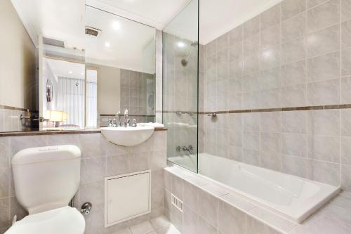 ein Badezimmer mit Toilette, Badewanne und Waschbecken in der Unterkunft Surry Hills Modern One Bedroom Apartment -GOUL in Sydney