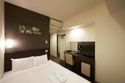 Un pat sau paturi într-o cameră la Sotetsu Fresa Inn Chiba Kashiwa