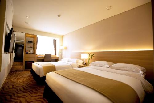um quarto de hotel com duas camas e uma janela em Summit Hotel Seoul Dongdaemun em Seul