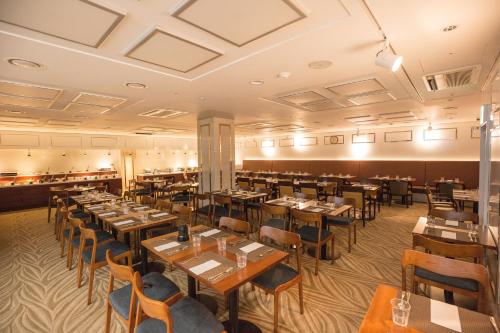 a large dining room with tables and chairs at Summit Hotel Seoul Dongdaemun in Seoul