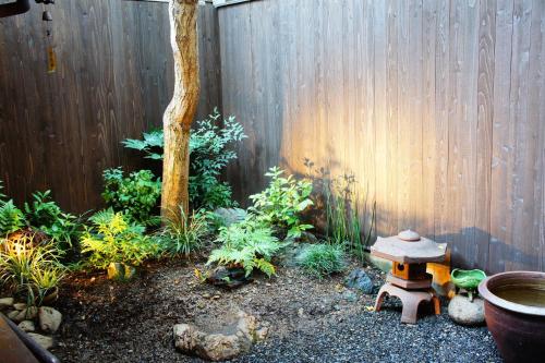 a garden with a pagoda in front of a fence at Guesthouse Kioto in Kyoto
