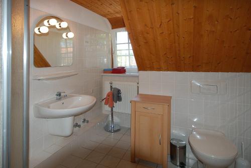 シュネーヴァーディンゲンにあるFerienwohnungen Wulfshofのバスルーム(洗面台、トイレ付)