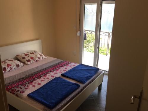 Un pat sau paturi într-o cameră la Luxury Apartments