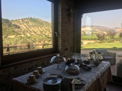 een tafel in een kamer met uitzicht op een berg bij Il casolare in Borgia