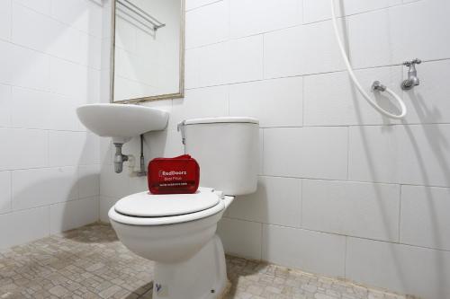 RedDoorz Plus near Adisucipto Airport 2 tesisinde bir banyo