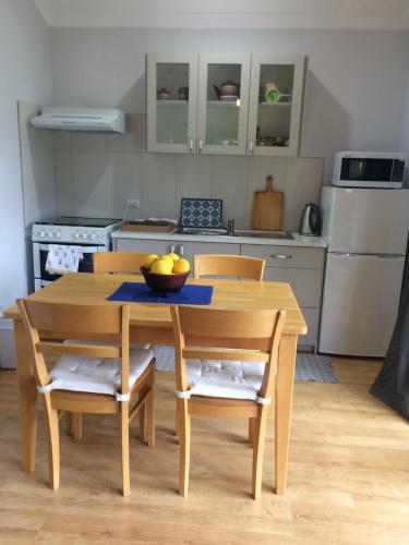Η κουζίνα ή μικρή κουζίνα στο Whispering Pines Bed and Breakfast