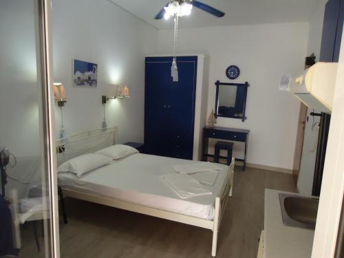 Postel nebo postele na pokoji v ubytování Kallithea Studios