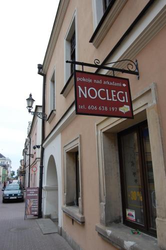 a sign on the side of a building at Pokoje Nad Arkadami in Zamość