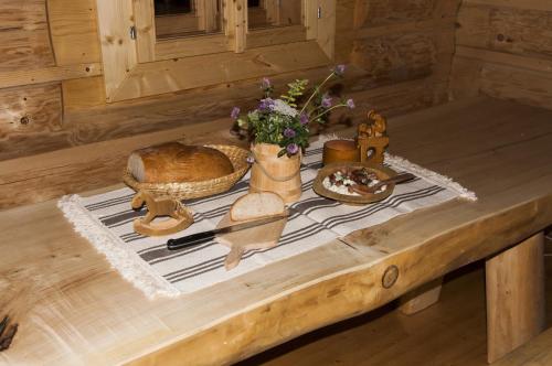 德魯哈法的住宿－Rekreačný dom - Chata pod Lampášom，一张桌子上放着面包和鲜花