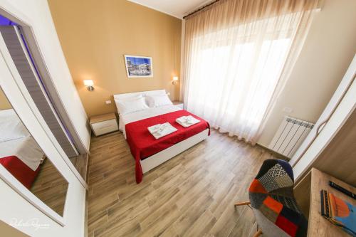 Camera piccola con letto e finestra di Quinto Stabile Rooms&Suite a Palermo