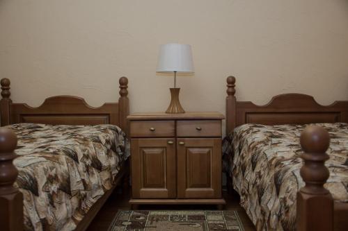 Säng eller sängar i ett rum på Domashny Hotel