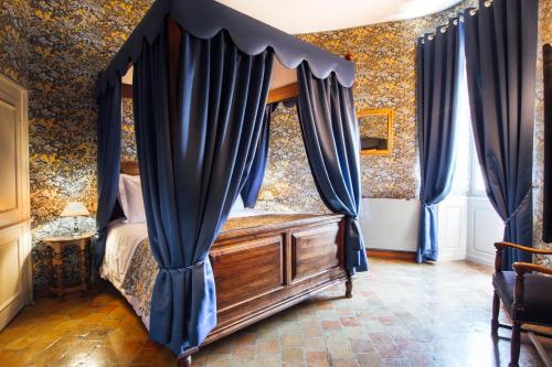 A bed or beds in a room at Château D'igé