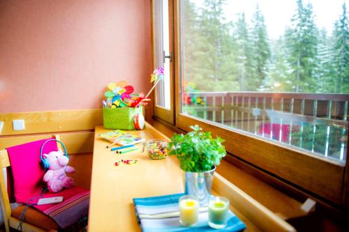 夏蒙尼-勃朗峰Chalet ATC Routes du Monde Argentiere-Chamonix的一间带桌子的房间和一扇带桌子的窗户 sidx sidx sidx