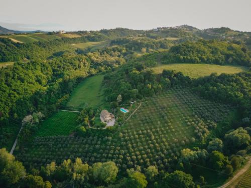 una vista aérea de una granja en un campo en Casa delle Sorgenti, en Montefiore dellʼAso