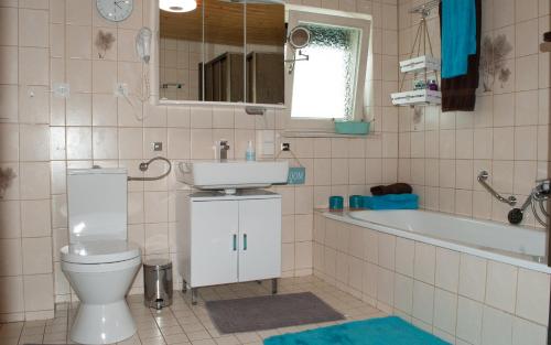 バート・ラースフェにあるHaus Sohl am Rothaarsteigのバスルーム(トイレ、洗面台、バスタブ付)