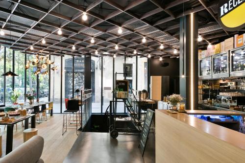 a restaurant with a bar with tables and chairs at Niu Barcelona Hotel in Barcelona
