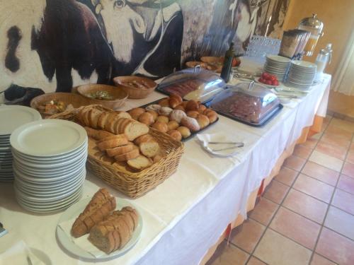 ein Buffet mit Brot und Gebäck auf einem Tisch in der Unterkunft Hotel Mirador in Lles