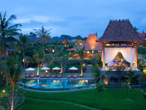 einen Luftblick auf ein Resort mit einem Pool in der Unterkunft Alaya Resort Ubud in Ubud