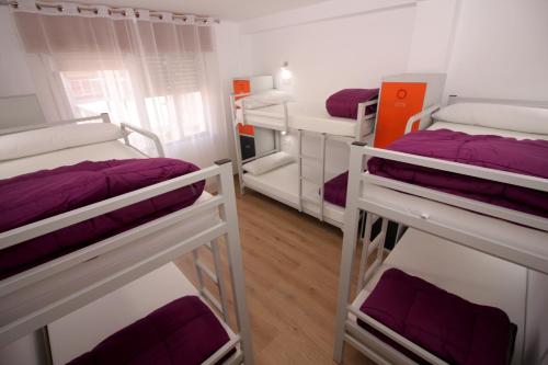 Двухъярусная кровать или двухъярусные кровати в номере Albergue Lalin Centro