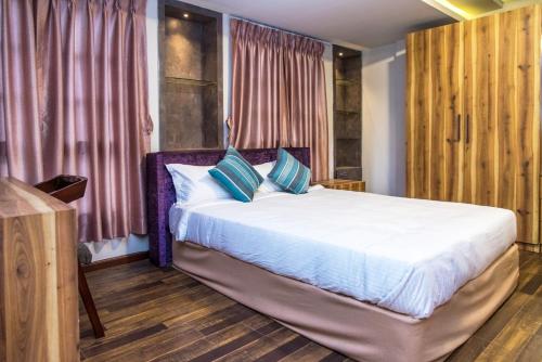 מיטה או מיטות בחדר ב-Classic Serviced Apartments