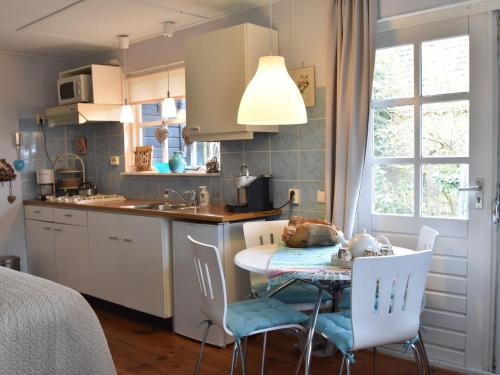 Majoituspaikan Romantic Cottage in Bergen North Holland with terrace keittiö tai keittotila