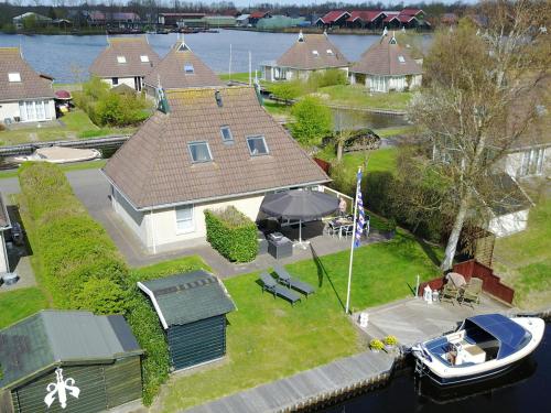 een luchtzicht op een huis met een boot in de tuin bij Lush holiday home in Earnew ld in Earnewâld
