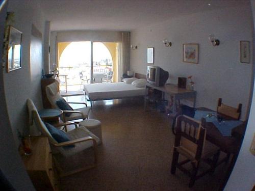 エンプリアブラバにある021 Estudio Bahiaのリビングルーム(ソファ、テーブル、椅子付)