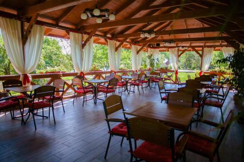un ristorante con tavoli, sedie e finestre di Pansionat Bogema a Truskavec'