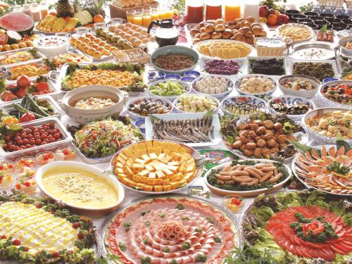 ein Tisch voller verschiedener Speisen in der Unterkunft Nisshokan Shinkan Baishokaku in Nagasaki