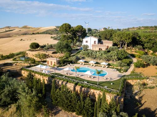 an aerial view of a villa with a swimming pool at Agriturismo Feudo Muxarello in Aragona