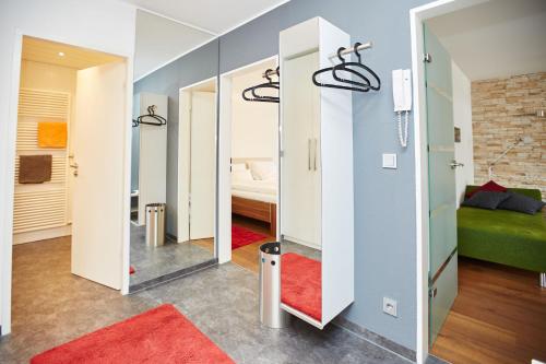 a room with a green couch and a mirror at Alpenflair Ferienwohnungen Whg 101+213 in Oberstdorf