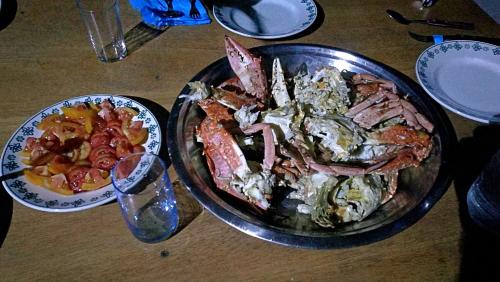 a table with two plates of food on a table at Le Papayer Écolodge in Boukot Ouolof
