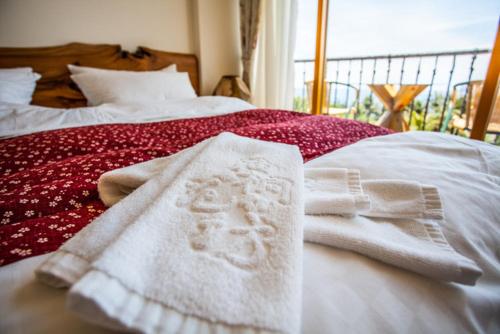 two white towels sitting on top of a bed at Tung Lodge - Taitung Branch in Chenggong
