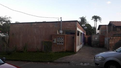 a brick building with a car parked in front of it at Flat da Pousada Avalon (Bolinha) in Alto Paraíso de Goiás