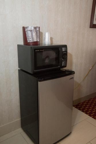 Una cocina o zona de cocina en Hampton Falls Inn