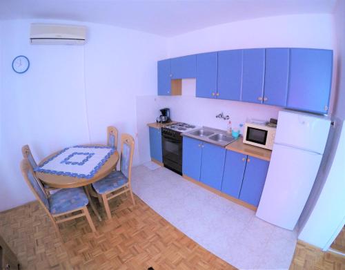 Kuchyň nebo kuchyňský kout v ubytování Orange city apartment's Repić