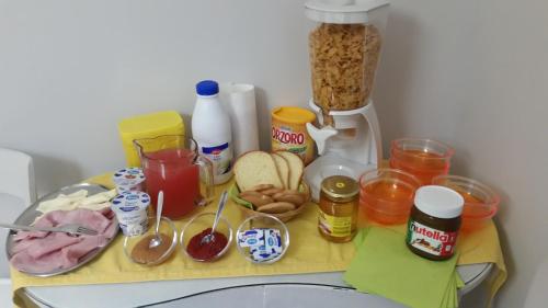 a table with food and condiments on it at La Maison di Brigitte e Simone in Bentivoglio