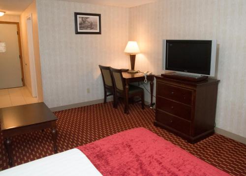 Una televisión o centro de entretenimiento en Hampton Falls Inn