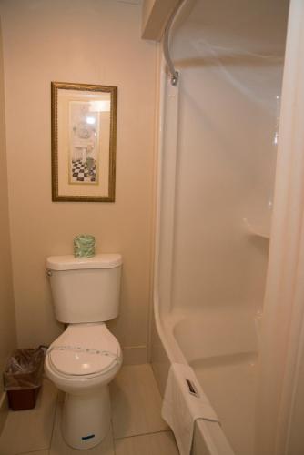Un baño de Hampton Falls Inn