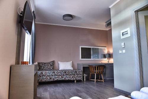 een woonkamer met een bank en een tafel bij Melina Hotel - Central in Poligiros