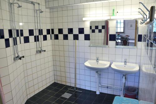 Ett badrum på Vimmerby Vandrarhem