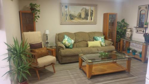 a living room with a couch and a coffee table at Casa Dale in Mairena del Aljarafe