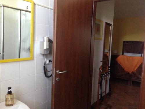 ein Bad mit einer Tür, die zu einem Schlafzimmer führt in der Unterkunft Agriturismo Olianina in Villa Poma