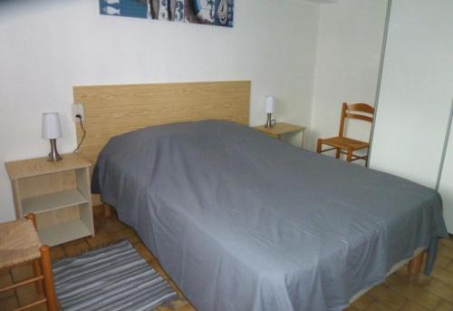 1 dormitorio con 1 cama grande y 2 sillas en Le Chêne Liège, en Maché