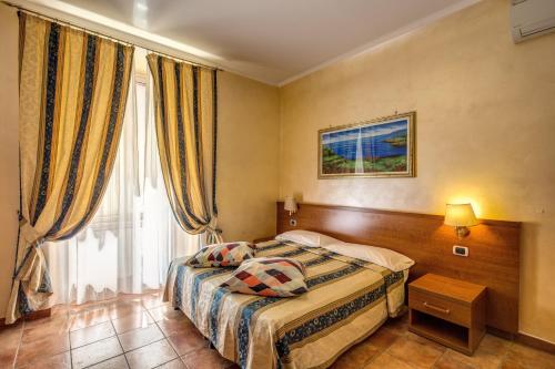 Un pat sau paturi într-o cameră la Hotel Maryelen
