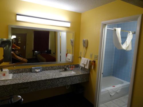 Ванна кімната в Econo Lodge Fredericksburg near I-95