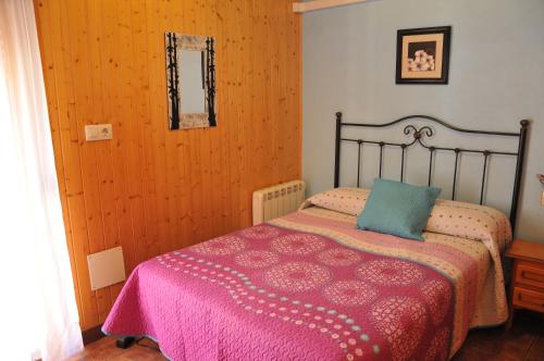 Un pat sau paturi într-o cameră la Alojamientos Rural Tejerina