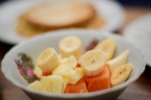eine weiße Schale mit Obst und Gemüse in der Unterkunft Kabera Bungalow Ubud in Ubud