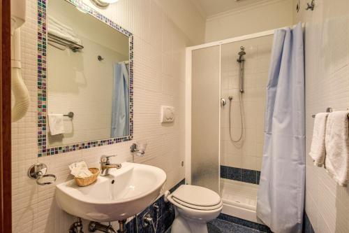 W łazience znajduje się umywalka, toaleta i prysznic. w obiekcie Hotel Maryelen 2 w Rzymie
