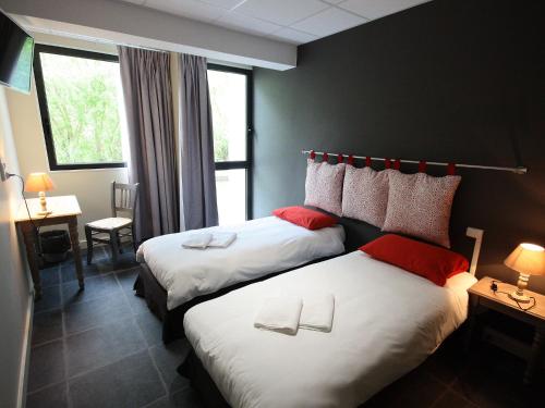 een hotelkamer met 2 bedden en een raam bij Village Club Les Lavandes - Neaclub in Rémuzat